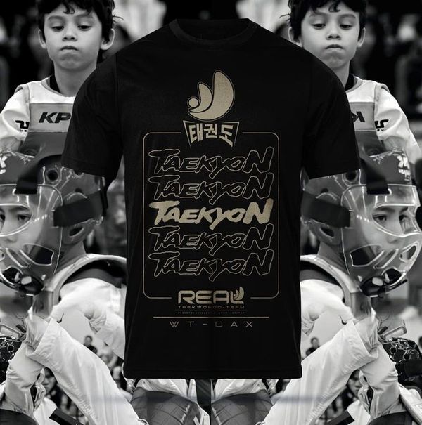 Playera negra TaeKyon con logo REAL en dorado